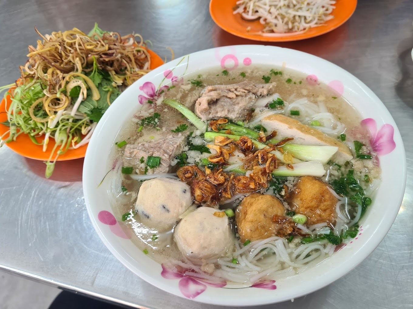 Một tô bún mọc ngon đòi hỏi sự hài hòa trong việc kết hợp các gia vị với nhau